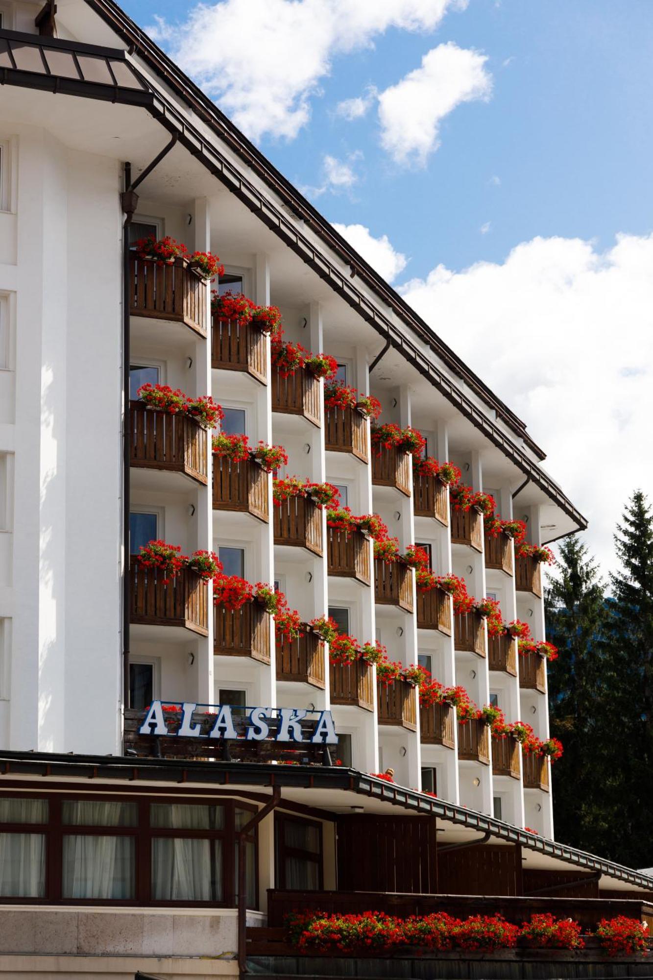 Hotel Alaska Cortina Кортіна-д'Ампеццо Екстер'єр фото